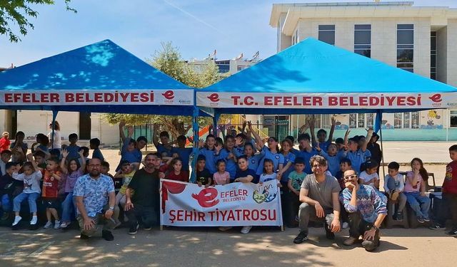 Efeler'in sanatçıları çocuklar için sahneye çıktı