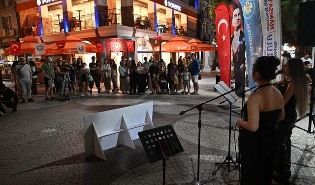 Akustik yaz akşamları ile müziğin ritmi Manisa'da