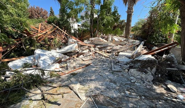 Bodrum'da kaçak duvar ve korkuluklar yıkıldı