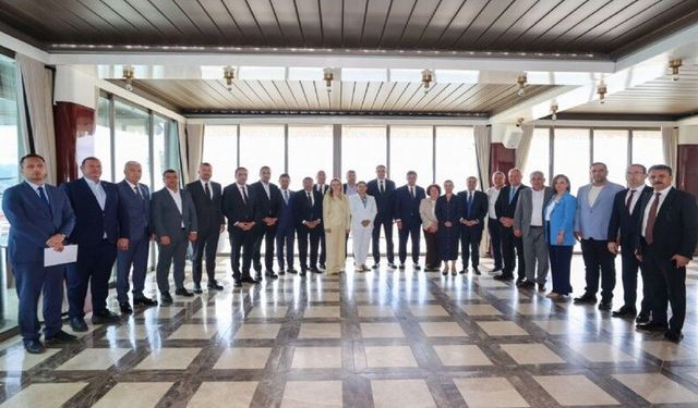 İzmir'de hangi belediye başkanları Yeni Parti'ye geçti