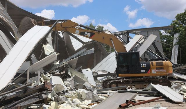Nilüfer'de 3 bin 300 metrekarelik 3 kaçak yapı yıkıldı