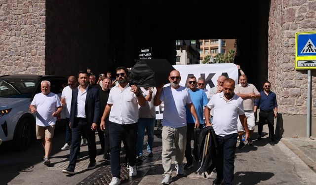 Servis şoförlerinden S Plaka ihalesine tabutlu gönderme