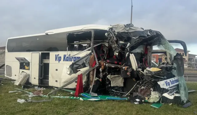 Yolcu otobüsü kaza yaptı: 15 yaralı