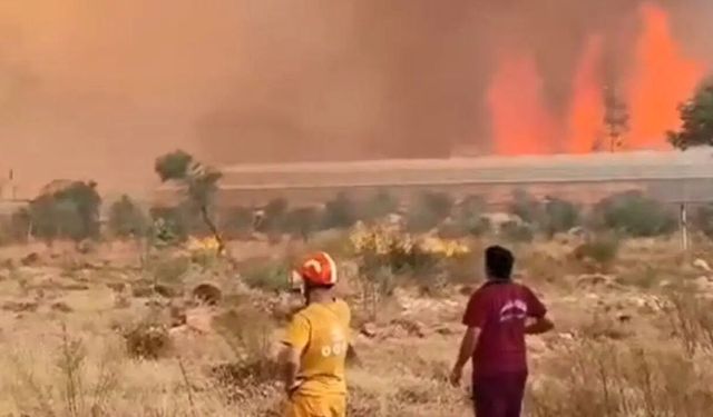 Muğla'dan Antalya'ya sıçrayan yangın büyüyor