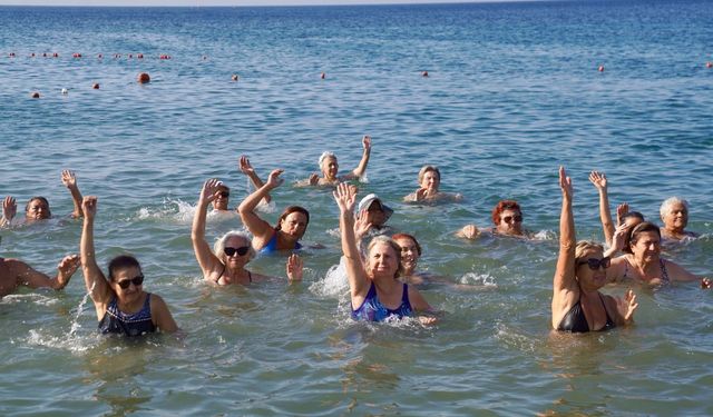 Dünya Barış Gününe denizde pilates ile başladılar