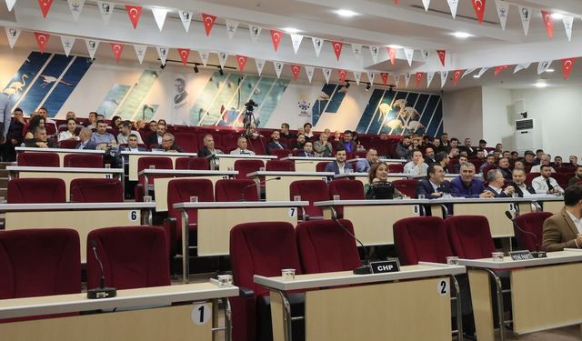 AKP'ye geçen Çiğli Belediye Meclisi'nde protesto: Ertelendi!