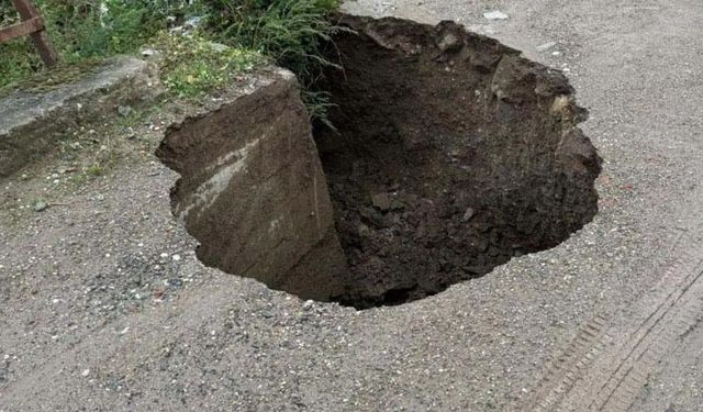 Çanakkale'de yol çöktü, tekneler karaya vurdu