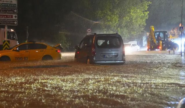 İstanbul'da sağanak felaketi: Metro ve yolları su bastı