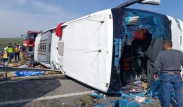 Manisa'da tur otobüsü ile çekici çarpıştı: 11 ölü