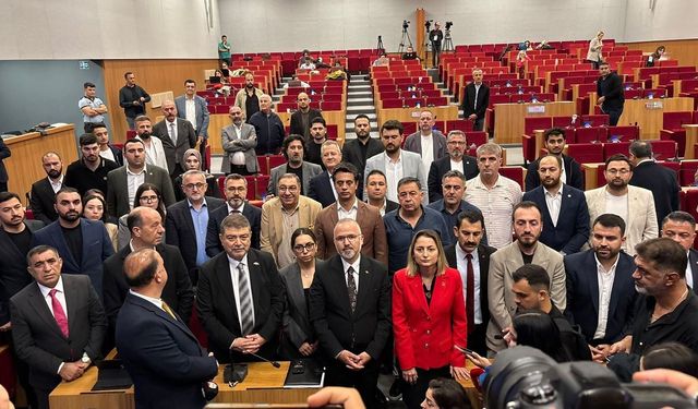 Yeni Parti'den meclis protestosu: Oturum ertelendi!