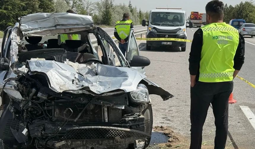 Afyonkarahisar'da otomobil tıra çarptı: 1 ölü, 4 yaralı
