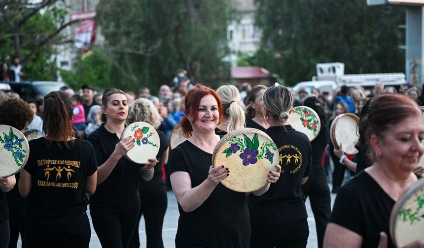 Bornova'da dansın ritmi Cumhuriyet Meydanı’nda yükseldi