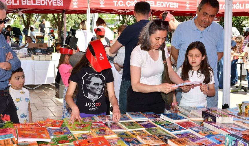 Çiğli'de çocuklar kitapların büyülü dünyasına yolculuk ediyor