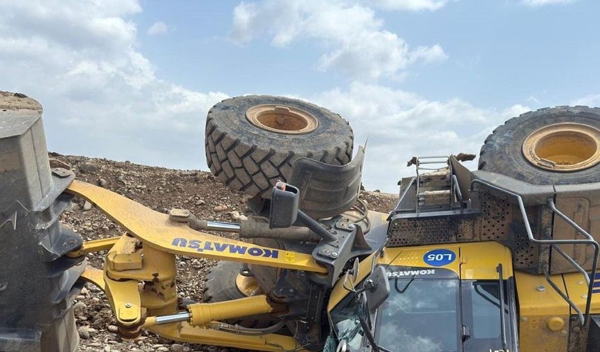 Devrilen iş makinasının sürücüsü yaralandı