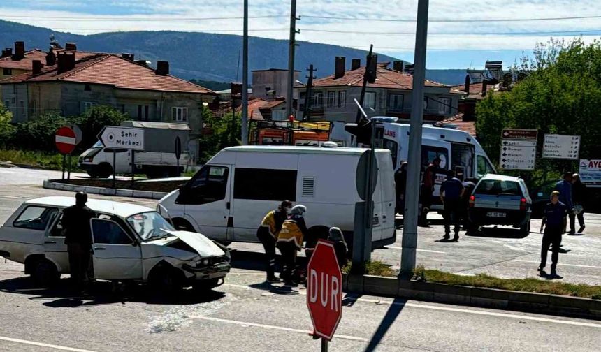 Domaniç’te trafik kazası: 5 yaralı