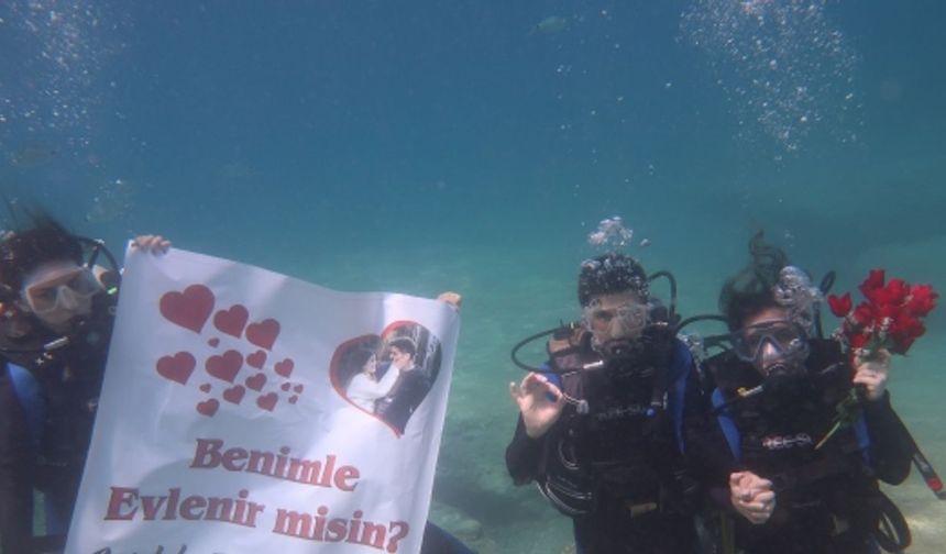 Fethiye'de su altında evlilik teklifi
