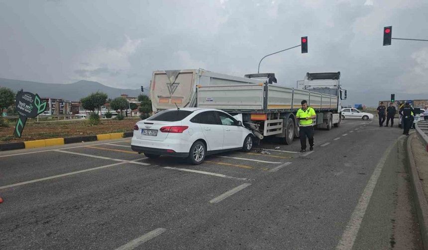 Gaziantep’te ışıkta bekleyen tıra çarpan otomobilin sürücüsü yaralandı