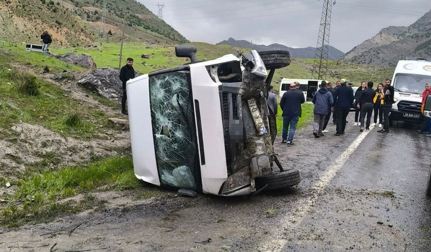 Hakkari’de öğrenci servisi devrildi