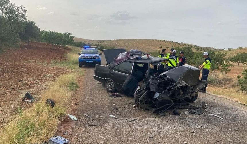 İki otomobil kafa kafaya çarpıştı: 1’i ağır 8 yaralı