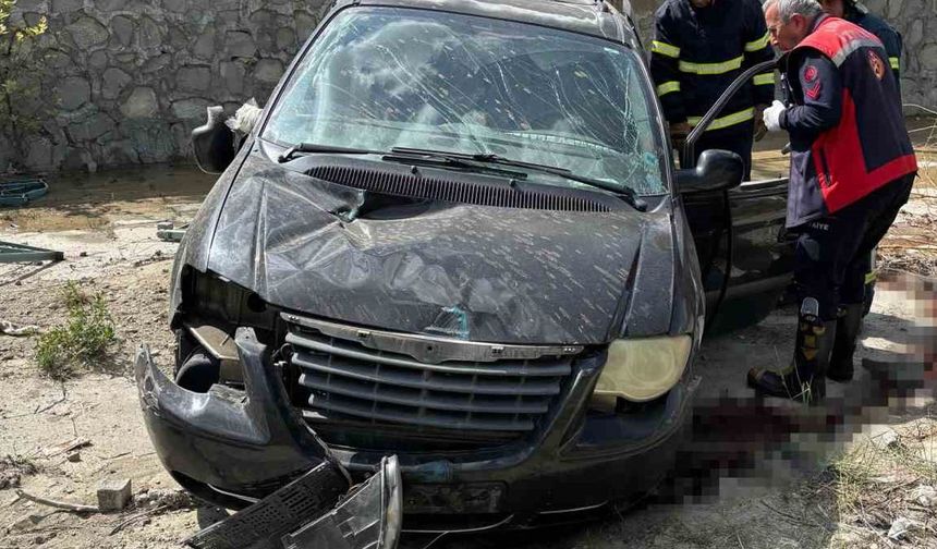 Isparta’da kontrolden çıkan otomobil kanala düştü: 2 yaralı