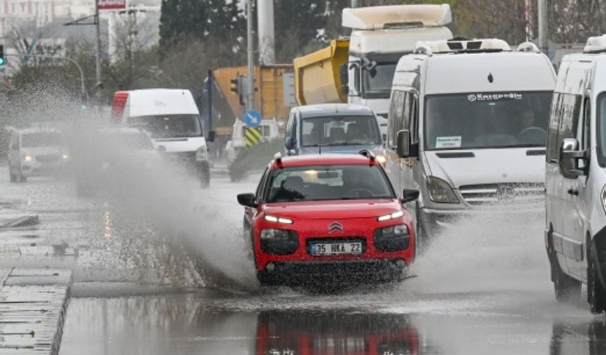 İzmir'de sağanak yaşamı olumsuz etkiledi