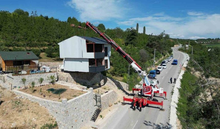 Kaçak villayı vinçle taşıdı