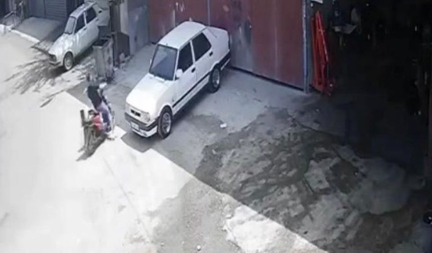 Kontrolden çıkan şarjlı bisiklet demir kapıya çarparak durdu