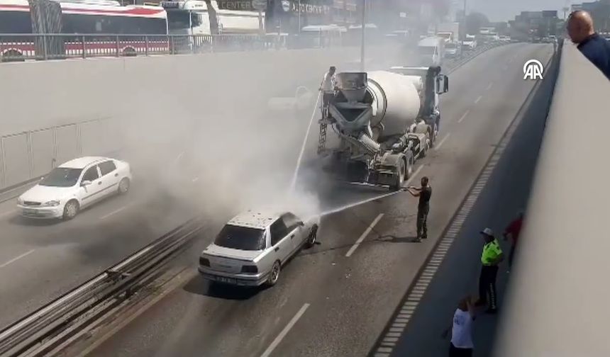 Seyir halindeyken yanan otomobile beton mikseri müdahale etti