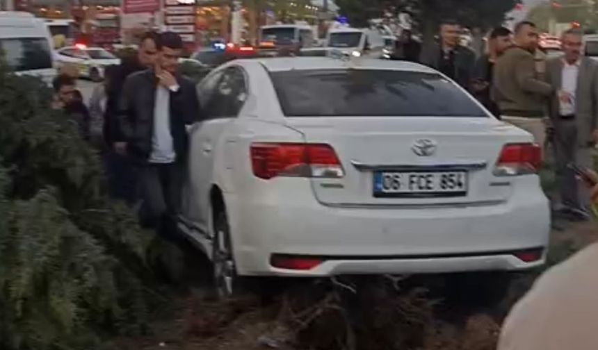 Van’da kontrolden çıkan araç ağaca çarptı: 2 yaralı