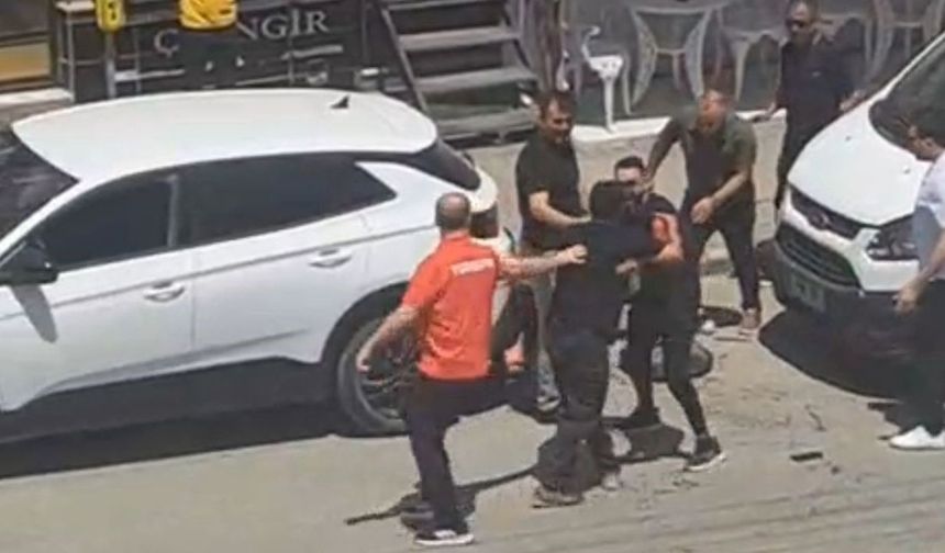 Akrabalar arasındaki bıçaklı kavgada cadde gölüne kan döndü: 1’i ağır 3 yaralı