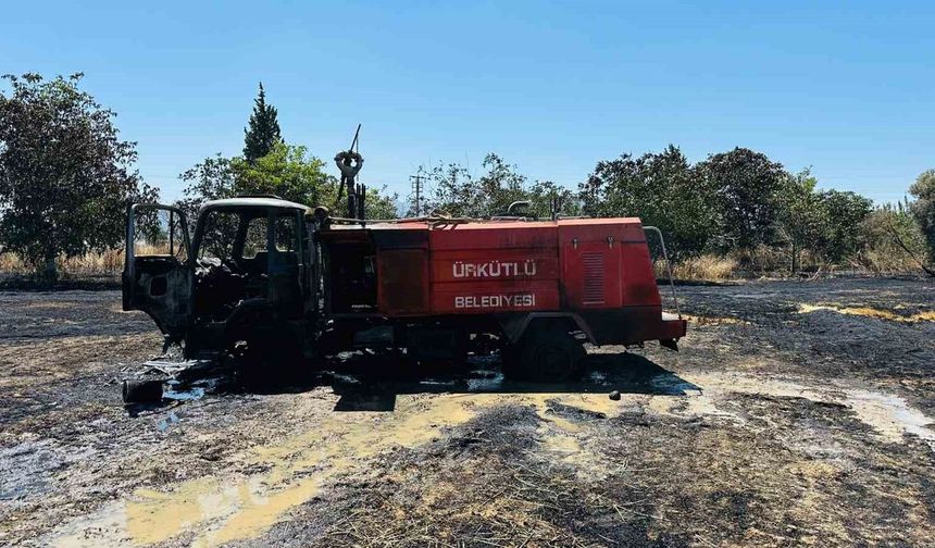 Arazi yangınında alevlerin arasında kalan itfaiye aracı yandı