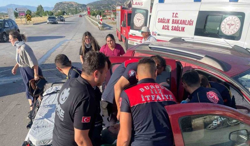 Burdur’da hafif ticari araç ile otomobil çarpıştı: 4 yaralı