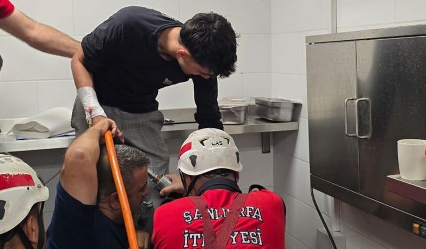 Elini kaptırdığı makineyle hastaneye götürüldü
