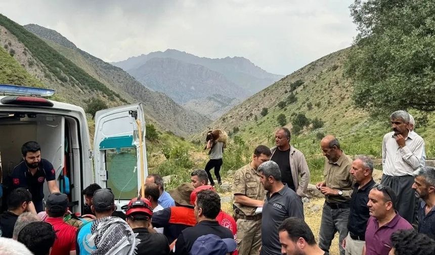 Hakkari’de dağdan düşen yaralı şahıs kurtarıldı
