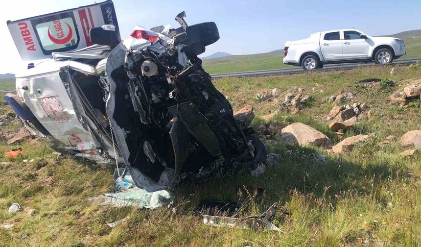 Kars’ta ambulans şarampole uçtu: 1’i doktor 4 kişi yaralandı