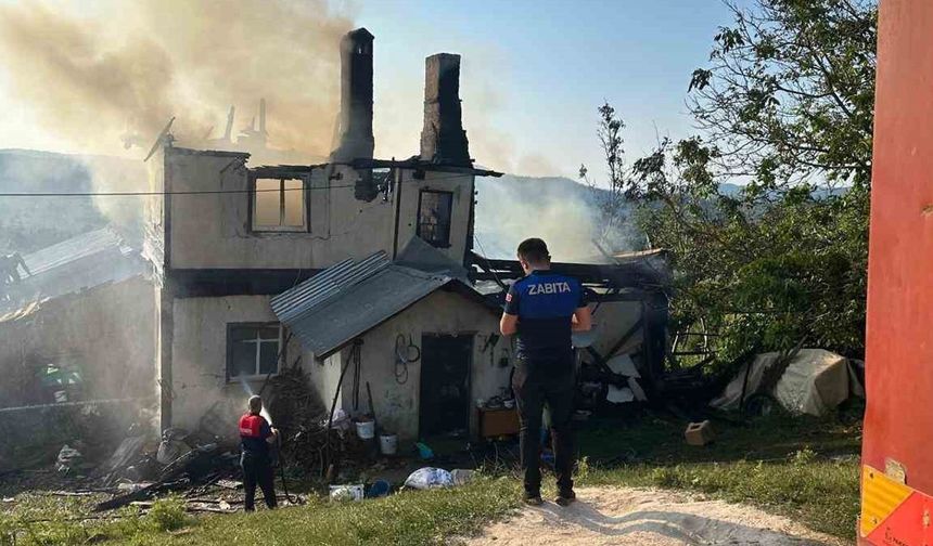Kastamonu’da iki katlı ahşap evde yangın