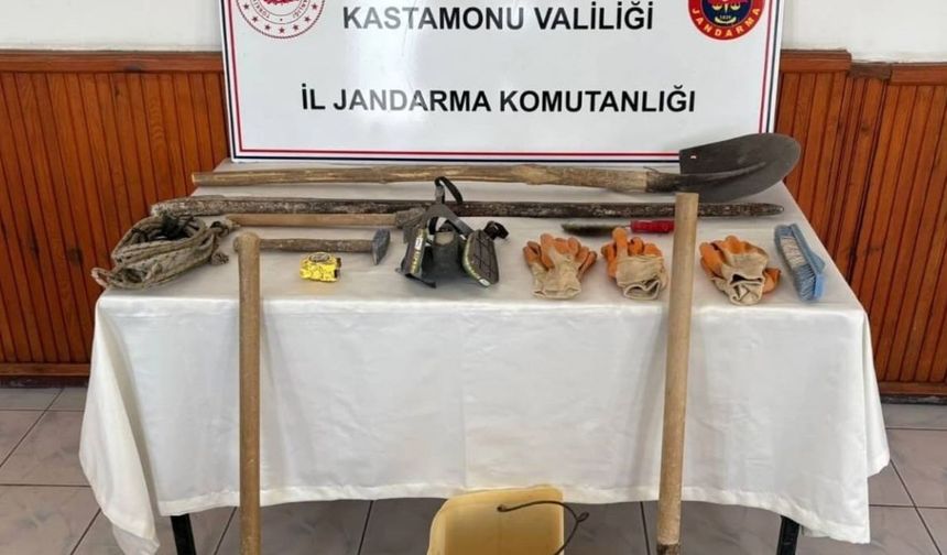 Kastamonu’da kaçak kazı yaparken yakalanan 3 kişi yakalandı
