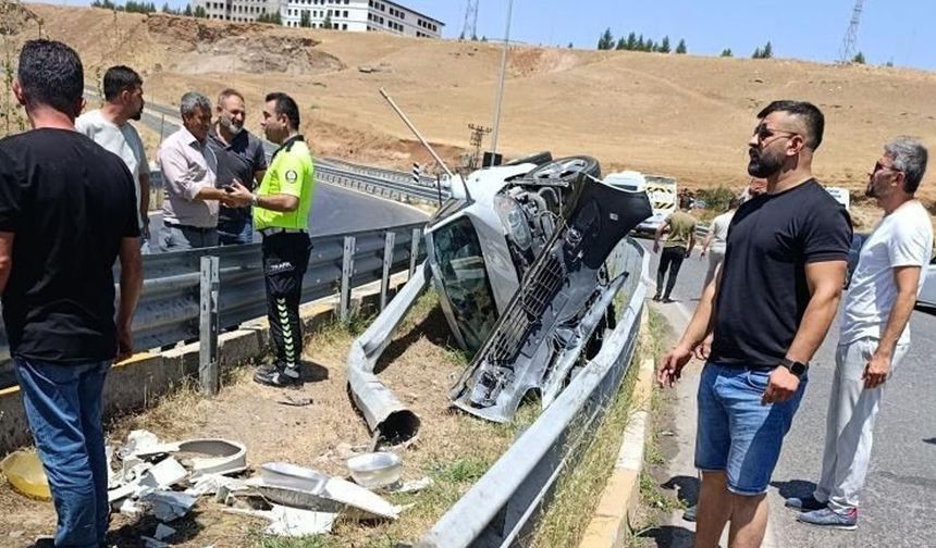 Refüje çıkan otomobilin sürücüsü kazayı yara almadan atlattı