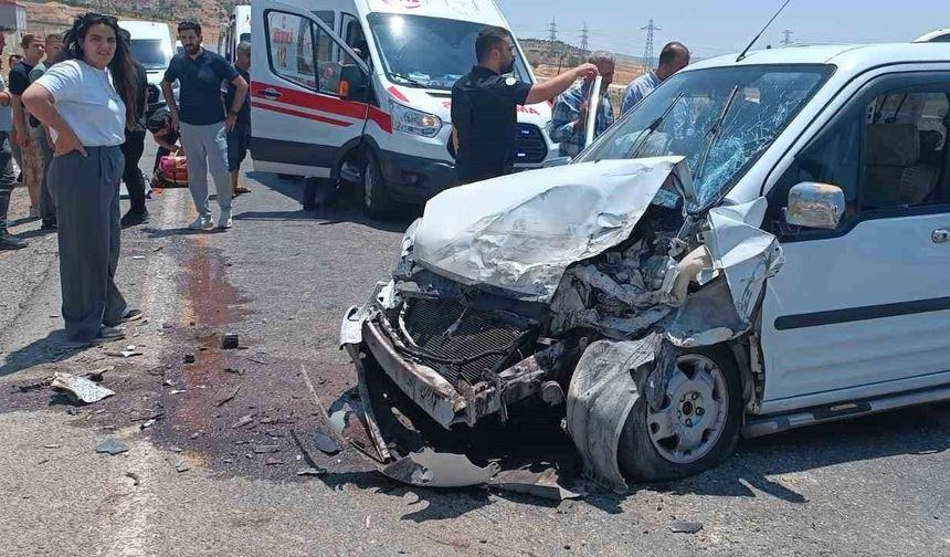 Siirt’te 2 hafif ticari araç çarpıştı: 4 yaralı