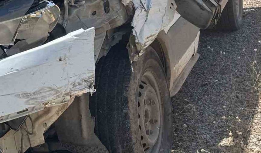 Siirt’te minibüs ile kamyonet çarpıştı: 1 yaralı
