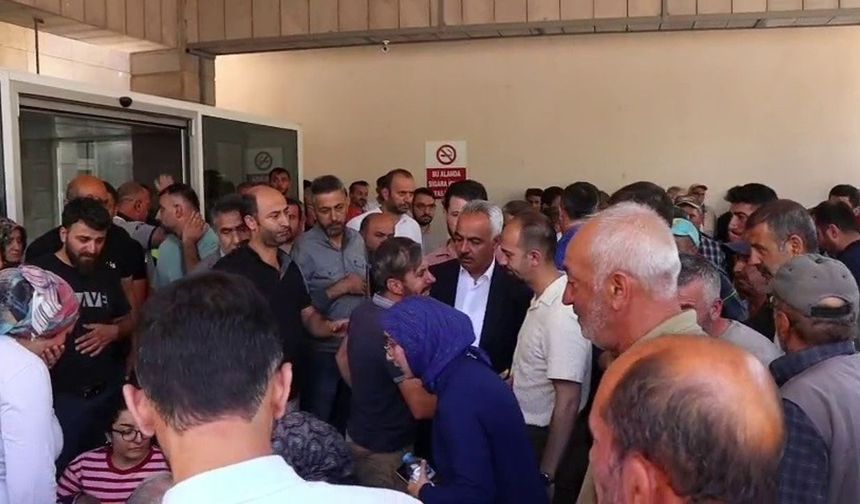 Taş ocağı işçilerinin yakınları hastane önünde gözyaşlarına boğuldu