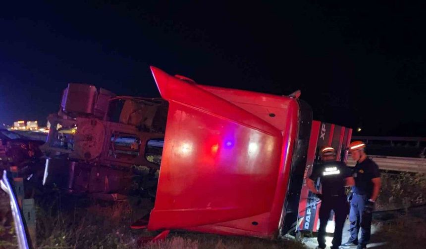 TEM Otoyolu’nda cip ile çarpışan tır, orta refüje devrildi: 2 yaralı
