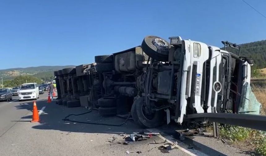 TEM Otoyolu’nda devrilen tırın dorsesindeki hurdalar yola saçıldı: 1 yaralı