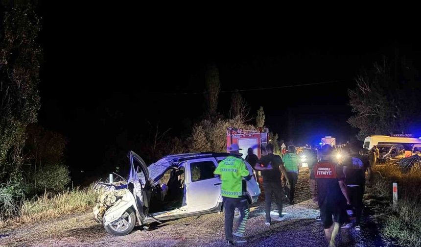 Traktör römorkuna çarpan cip hurdaya döndü: 2’si ağır 6 yaralı