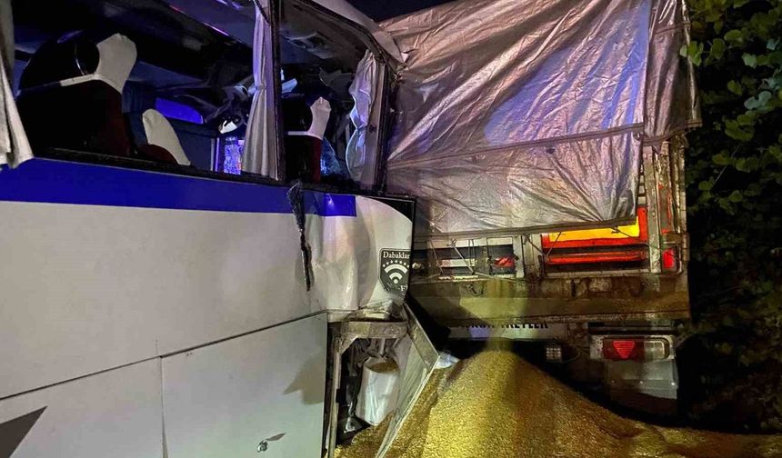 Yolun kenarında duran tıra işçi servisi çarptı