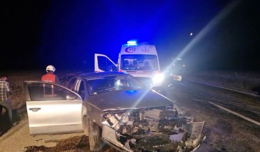 Çorum’da iki otomobil kafa kafaya çarpıştı: 4 yaralı