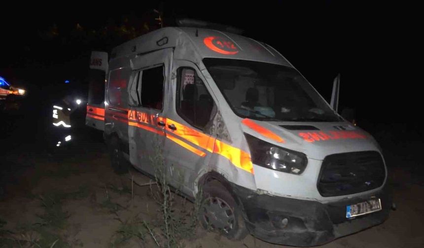 Elazığ’da ambulans şarampole uçtu: 2 yaralı