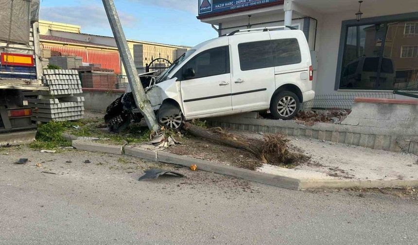 Hafif ticari araç önce ağaca, ardından direğe çarptı: 1 yaralı