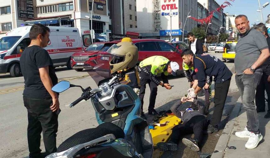 Motosiklet sürücüsü yola savruldu, cep telefonuyla iletişimini kesmedi
