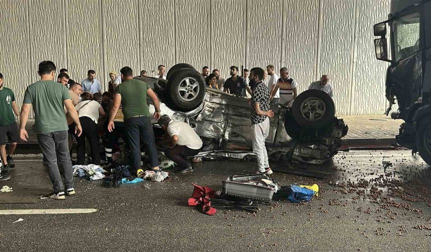 Otomobille tır çarpıştı: 3 ölü, 4 yaralı